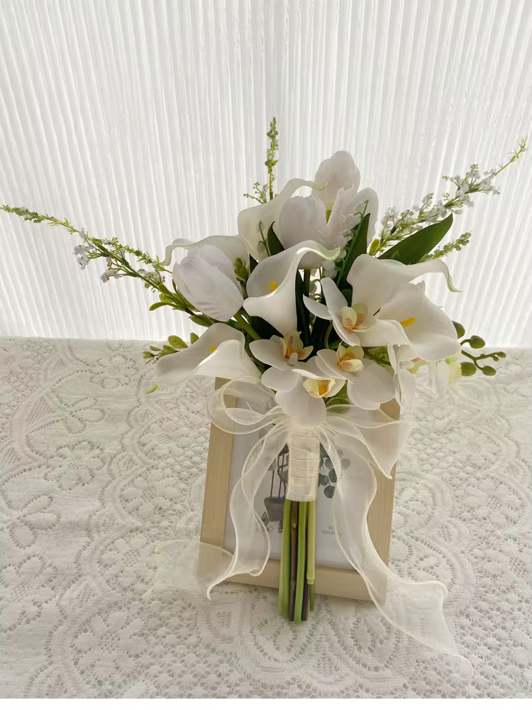White Artificial Calla Lily Holding Flower Bouquet Bridal Wedding Bouquet Wedding Photography Prop Party Ceremony Anniversary